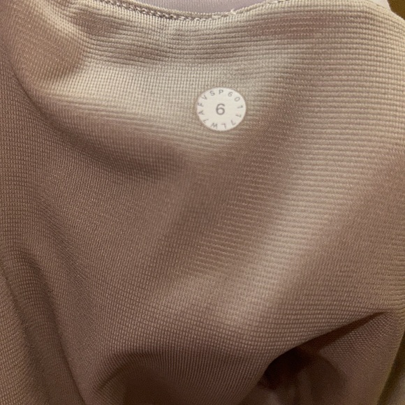 Lululemon athletica - Picture 4 of 6